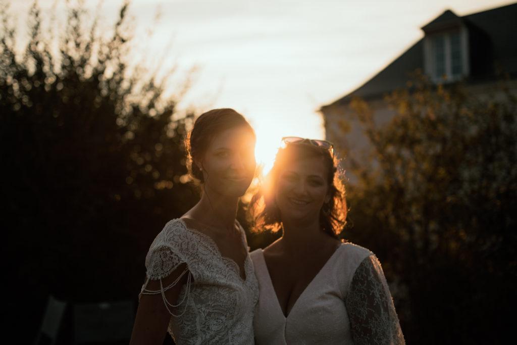 2 soeurs au coucher du soleil. 