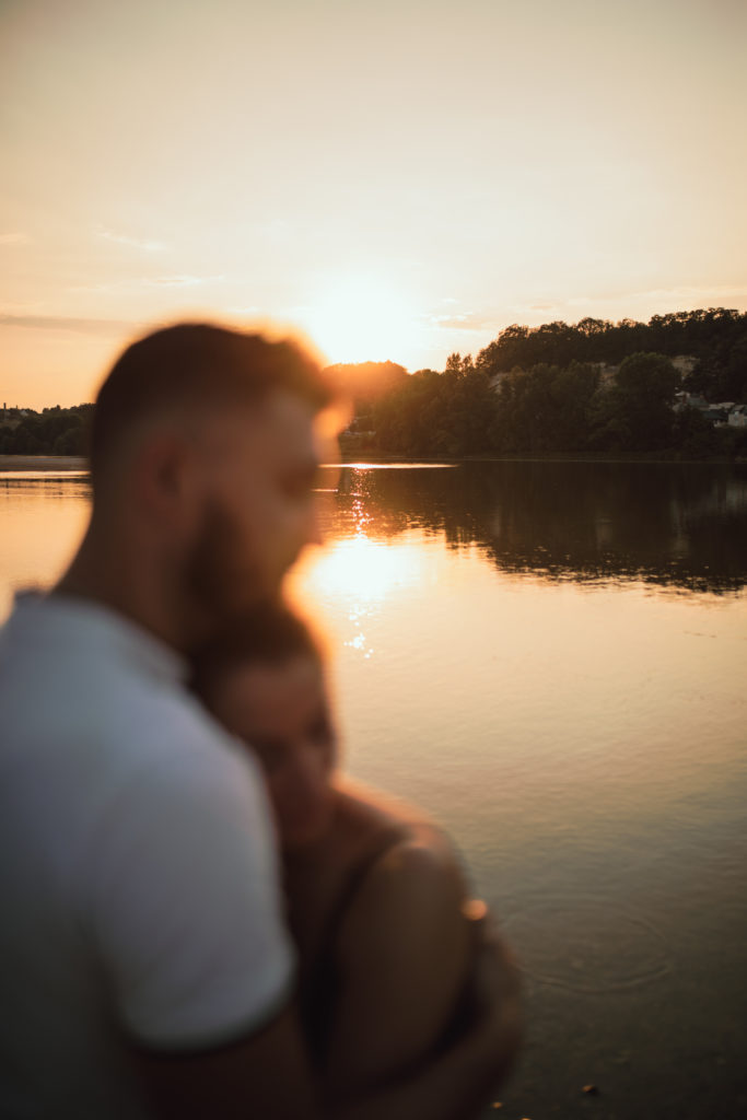 Engagement en Touraine, sunset time 