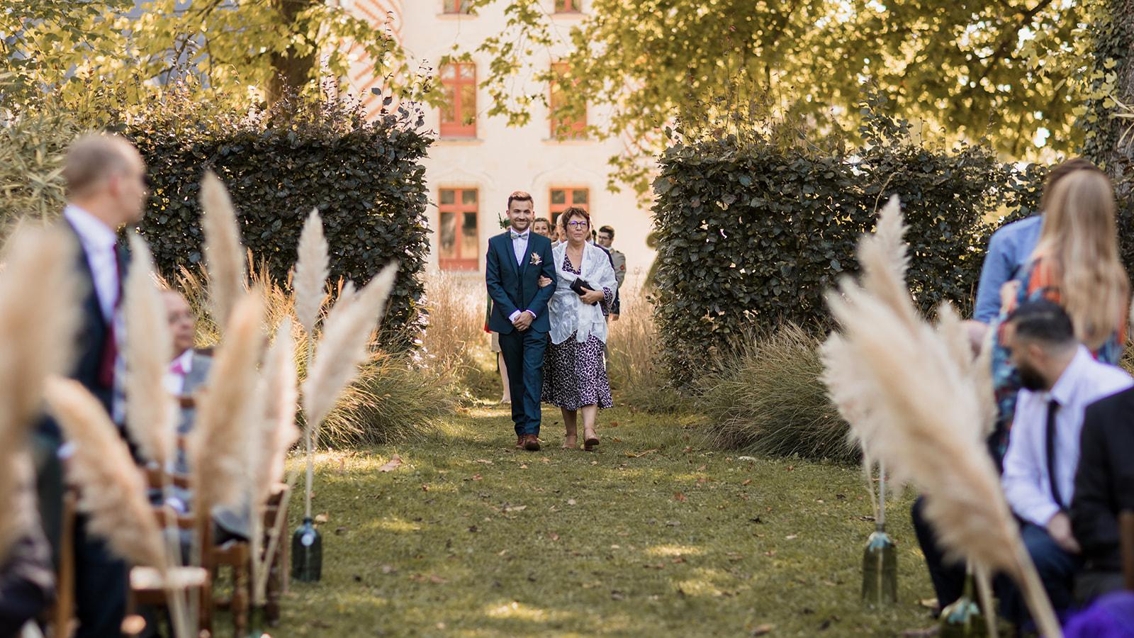 un mariage émouvant et bohème au chateau de St Cyr du Gault