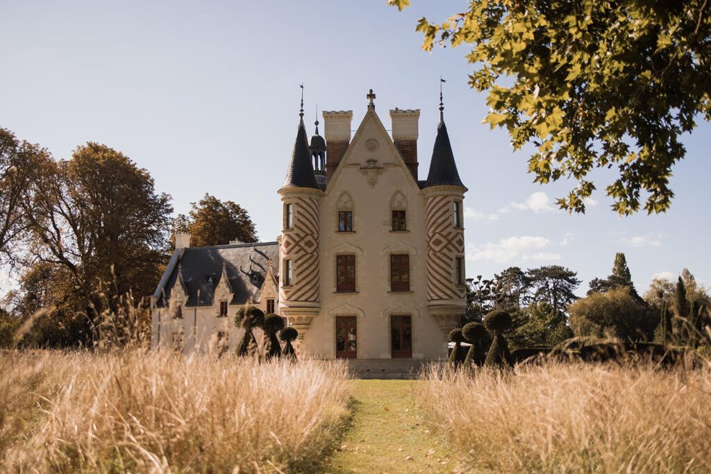 un mariage émouvant et bohème au chateau de St Cyr du Gault