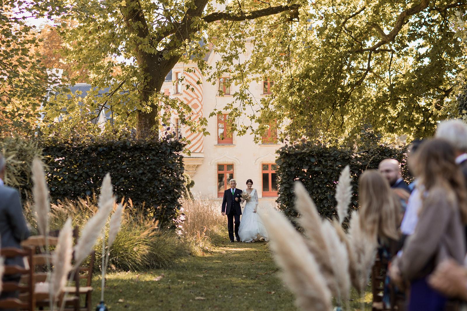 un mariage émouvant et bohème au chateau de St Cyr du Gault