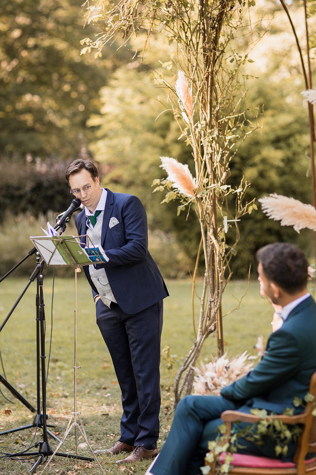 un mariage émouvant et bohème au chateau de St Cyr du Gault