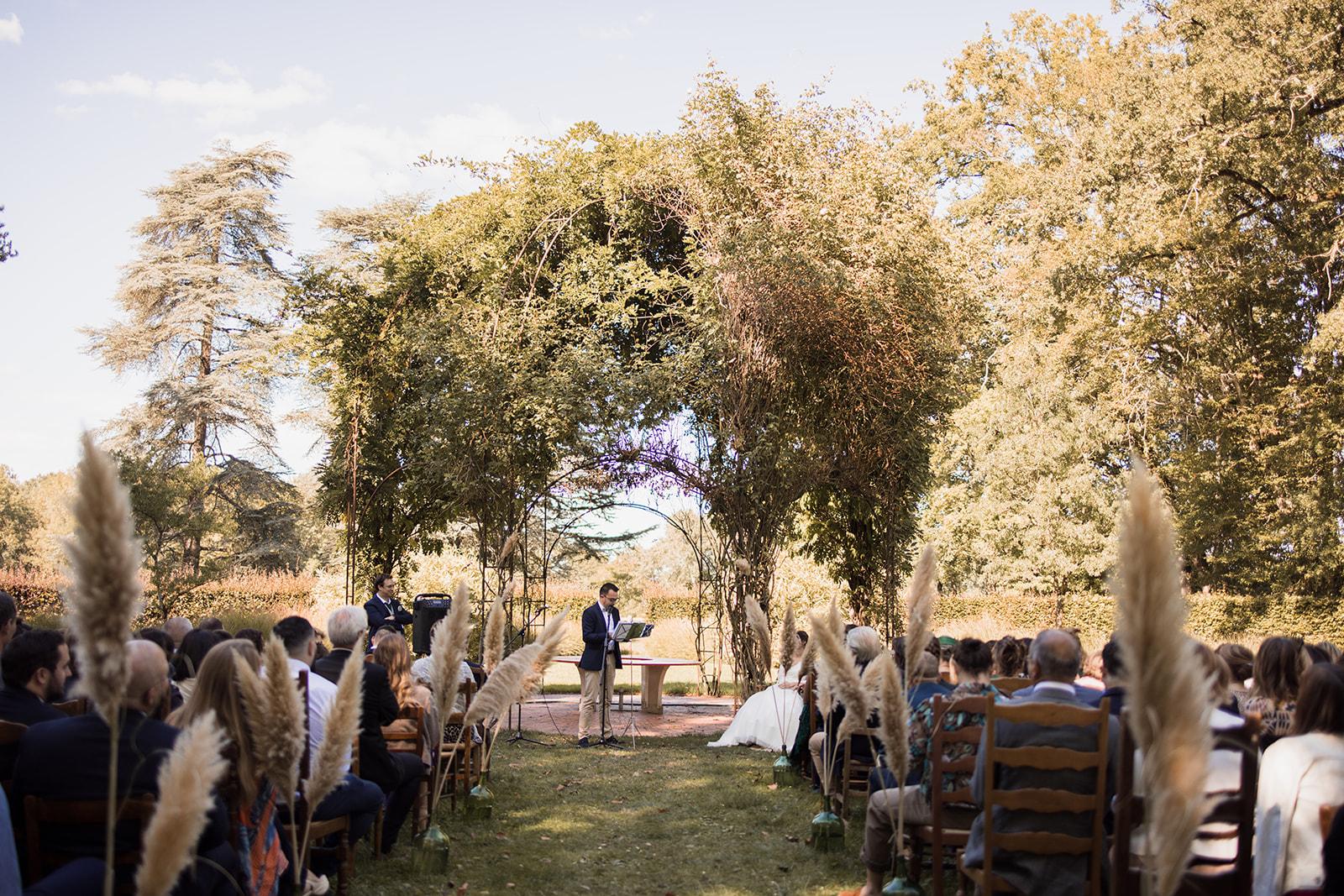 un mariage émouvant et bohème au chateau de St Cyr du Gault