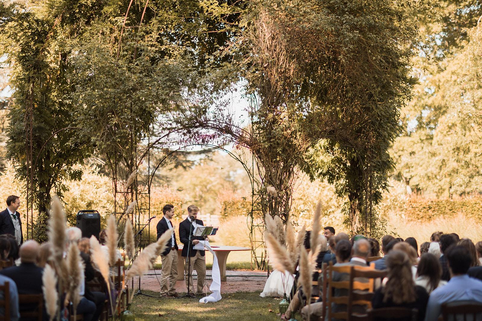 un mariage émouvant et bohème au chateau de St Cyr du Gault