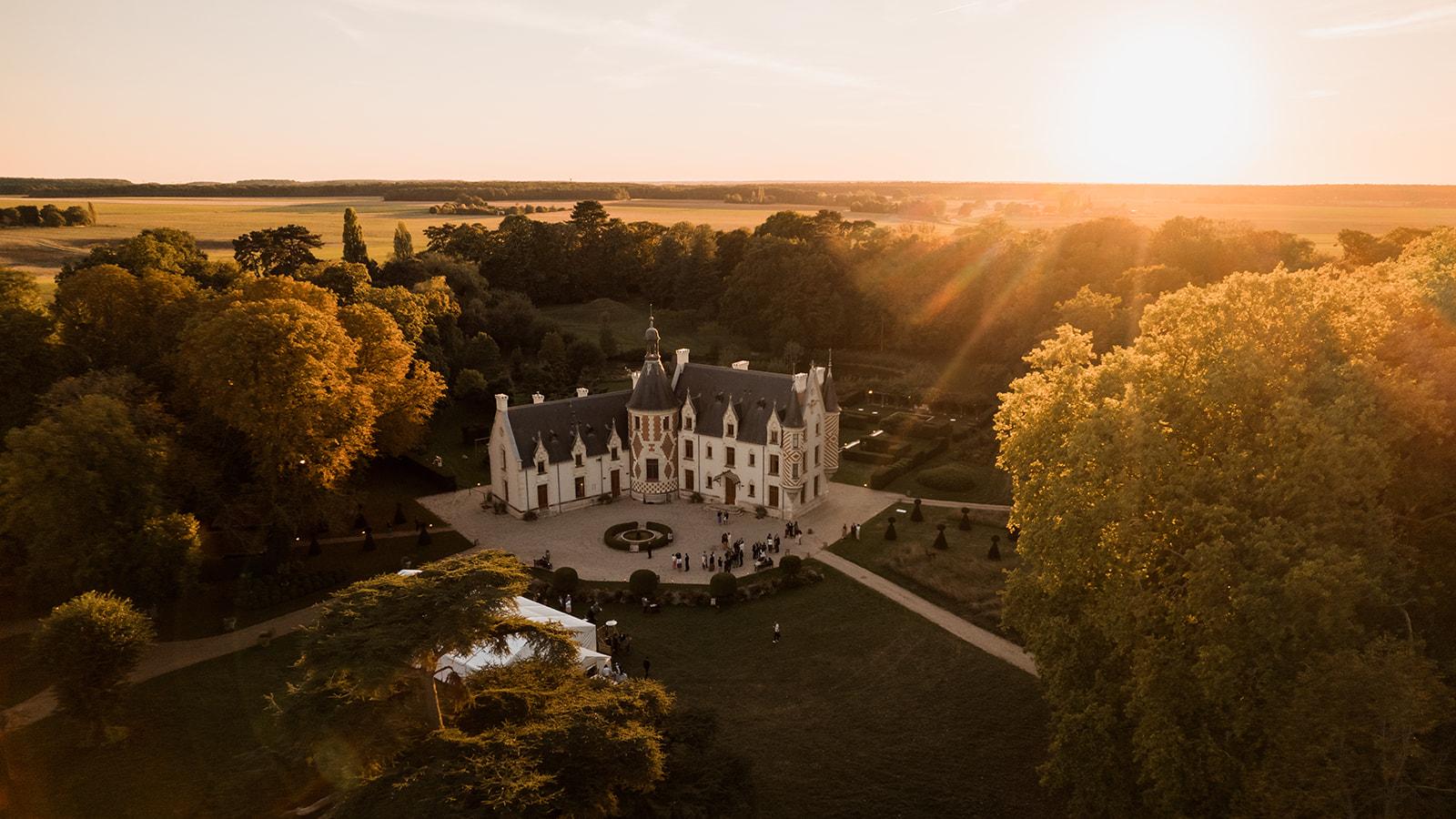 un mariage émouvant et bohème au chateau de St Cyr du Gault