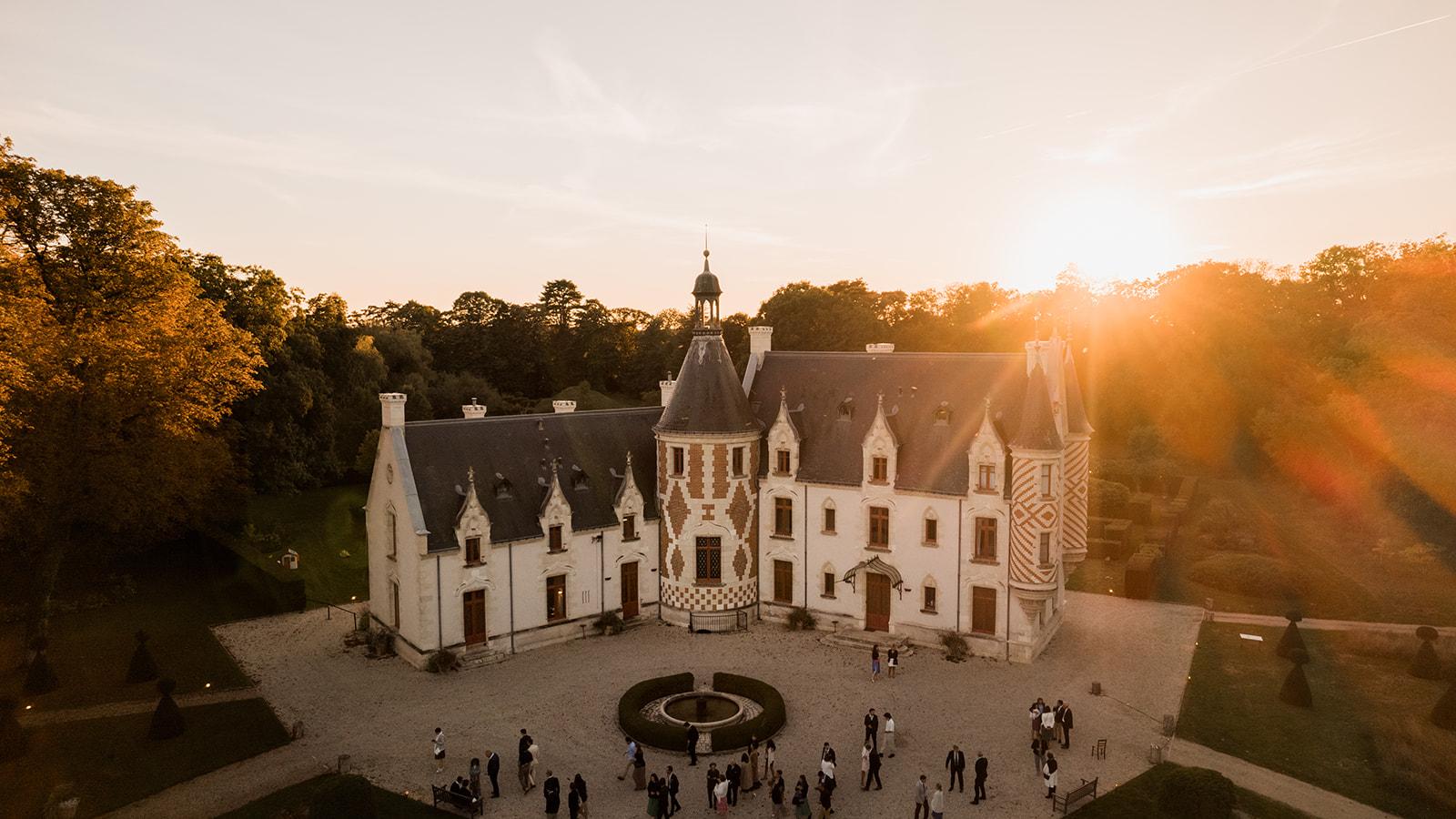 un mariage émouvant et bohème au chateau de St Cyr du Gault